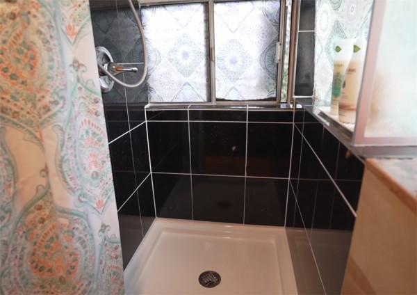 她買下1969年報廢校車，將車殼變成13㎡鄉下蝸居，網友：是真的服