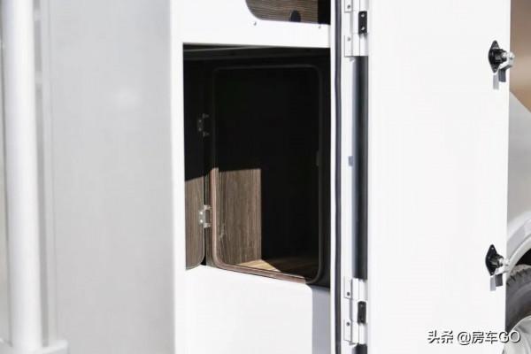 這臺房車有5種充電方式，車內電器語音控制，衛生間也是乾溼分離