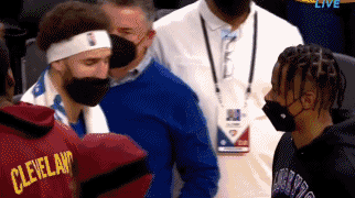 送克萊？庫裡賽後小跑追著裁判要比賽用球