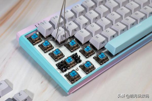 用色彩裝點個性，杜伽K330W機械鍵盤，給你的桌面加一道風景