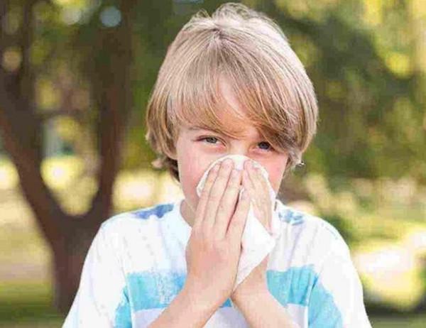 5歲男孩鼻子流血，爸爸“三個果斷”救了孩子，醫生：值得學習