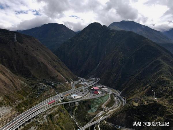 建在天上的雅康高速，一條隧道一座橋，318進藏路上一道靚麗風景