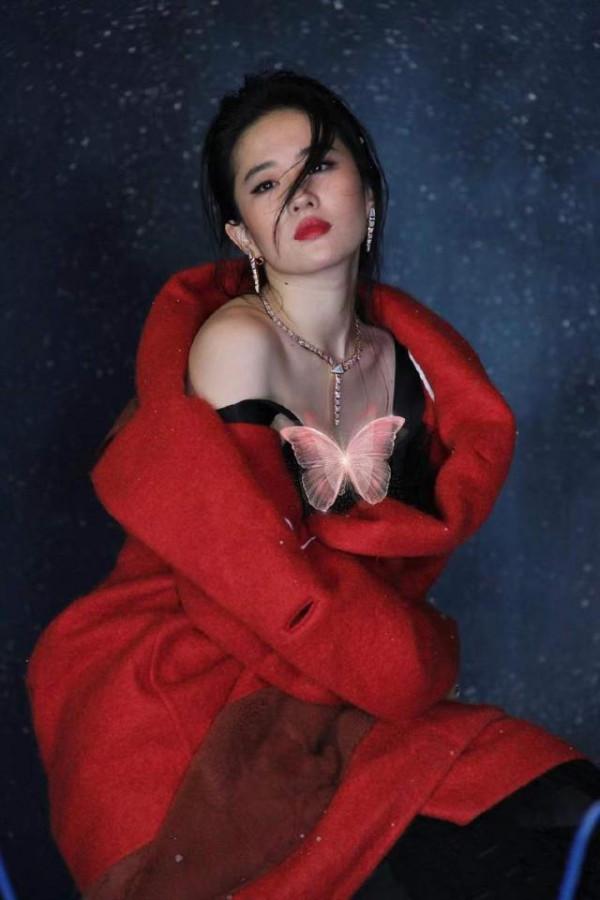 劉亦菲身披覆古紅大衣，戴閃耀珠寶有名媛範兒！紅唇妝容很美