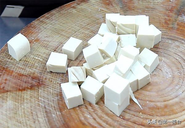 一塊豆腐,一把菌菇,簡單一燴,豆腐鮮嫩入味,菌菇清香脆嫩 一塊豆腐,一把菌菇,簡單一燴,豆腐鮮嫩入味,菌菇清香脆嫩