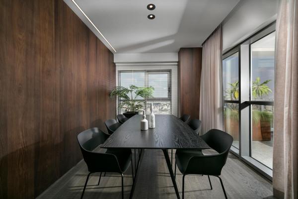 99㎡裝出大平層效果，12㎡的大陽臺只裝護欄不封窗，這才是真享受