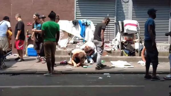 魔幻現實!博主實拍費城街頭,癮君子游蕩宛如喪屍電影 魔幻現實!博主實拍費城街頭,癮君子游蕩宛如喪屍電影