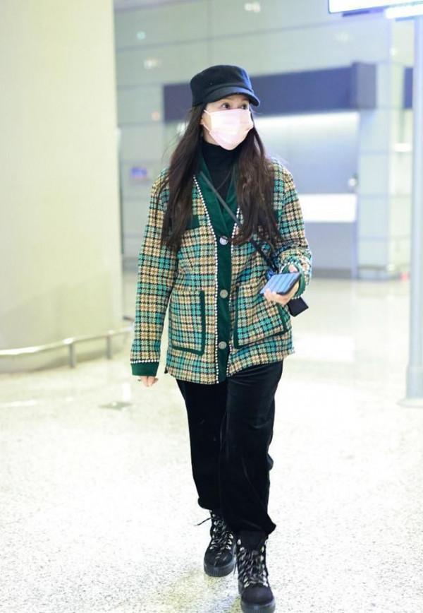 伊能靜終於認清年齡，穿格紋外套挺樸素的，有60後的樣子了
