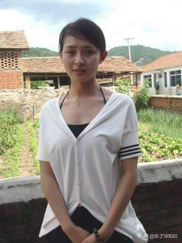 《金婚》裡的“佟多多”，出道20年潔身自好，嫁圈外老公好幸福