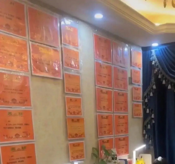 新房裝修,孩子學習桌放在哪裡最合適?聽聽“獎狀牆”媽媽怎麼說 新房裝修,孩子學習桌放在哪裡最合適?聽聽“獎狀牆”媽媽怎麼說