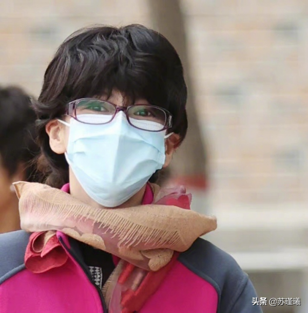 楊穎、白鹿扮老年妝逛公園,“白老太”健步如飛、過於活潑 楊穎、白鹿扮老年妝逛公園,“白老太”健步如飛、過於活潑