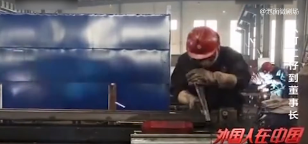 印度小夥沒錢讀高中，跑來中國打工，23歲就當上董事長！紀錄片