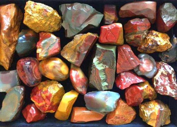 塔克拉瑪干沙漠中其實還有座大山，長四百多里，山色紅白出產瑪瑙