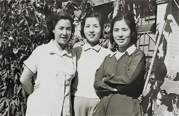 開國少將攜妻衣錦還鄉，發現老家有位衣衫襤褸的妻子，苦等22年