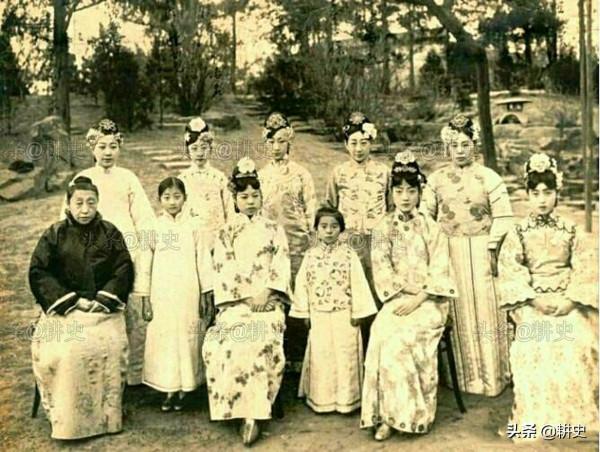 23張罕見照：慈禧坐兒媳婦中間，貴婦酷似女明星，日軍推倒國父像