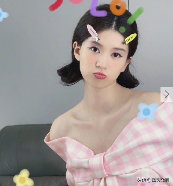 喬欣曬嘟嘴自拍超萌 和玲娜貝兒合照比耶粉嫩嫩好少女