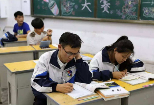 考上高中家長就能放心了？很多人沒發現，好學生的叛逆期往往更晚