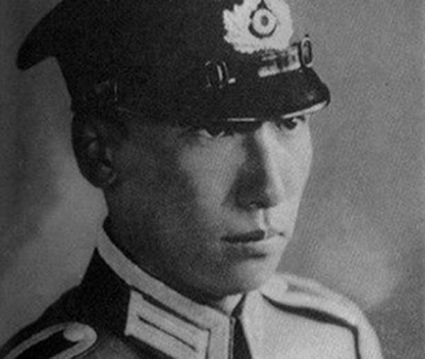 蔣緯國回憶：在大陸時，一位少將與上校向他下跪的經歷