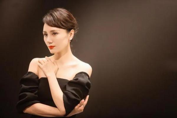 44歲袁泉真的好氣質，短髮微笑太迷人，不愧被稱為&OpenCurlyDoubleQuote;氣質女神&rdquo;