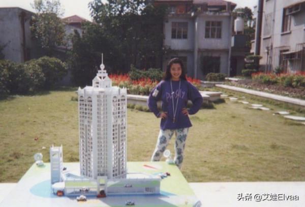 李冰冰久違走機場，穿T恤配高腰褲雙眼皮太美，外八走姿O型腿搶鏡