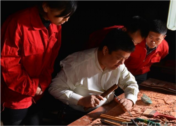 大紅酸枝沙發在型、材、藝、韻都是一套優秀的收藏實用客廳傢俱