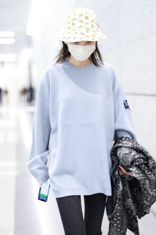 於文文穿灰色衛衣搭配黑色緊身褲,腳踩白色運動鞋隨性休閒 於文文穿灰色衛衣搭配黑色緊身褲,腳踩白色運動鞋隨性休閒