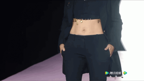 我的社恐女同事，一到年會就變名媛了？