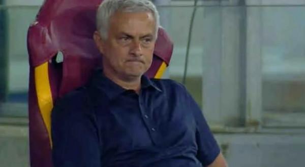 穆氏羅馬無中場陣型，著實讓人醉了，2個邊後衛找個電子廠吧……