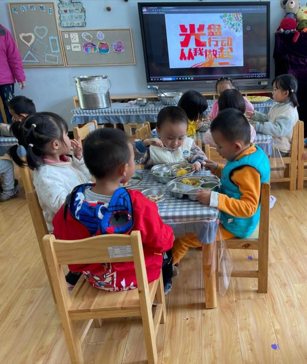 小二班“舌尖美味,快樂自主”自助餐活動 小二班“舌尖美味,快樂自主”自助餐活動