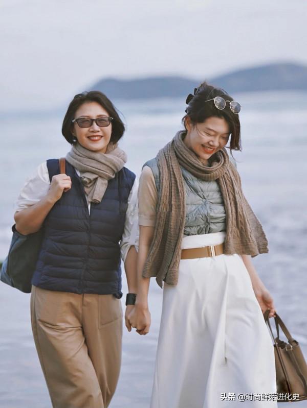 今秋火了一種褲子，叫“醋酸褲”，舒適顯瘦，五六十歲女人穿好美