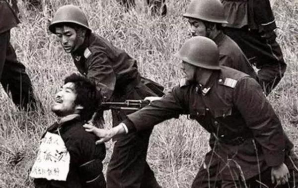 歷史老照片:1983年嚴打時槍斃死刑犯現場罕見照片 歷史老照片:1983年嚴打時槍斃死刑犯現場罕見照片