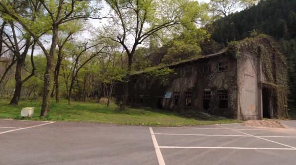 江西一座原始森林，隱藏著一座廢棄軍工廠，曾經生產高射機槍