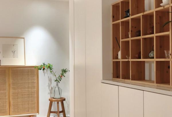 她的家一切從簡，客廳不放電視，不做任何修飾，卻處處充滿高階感