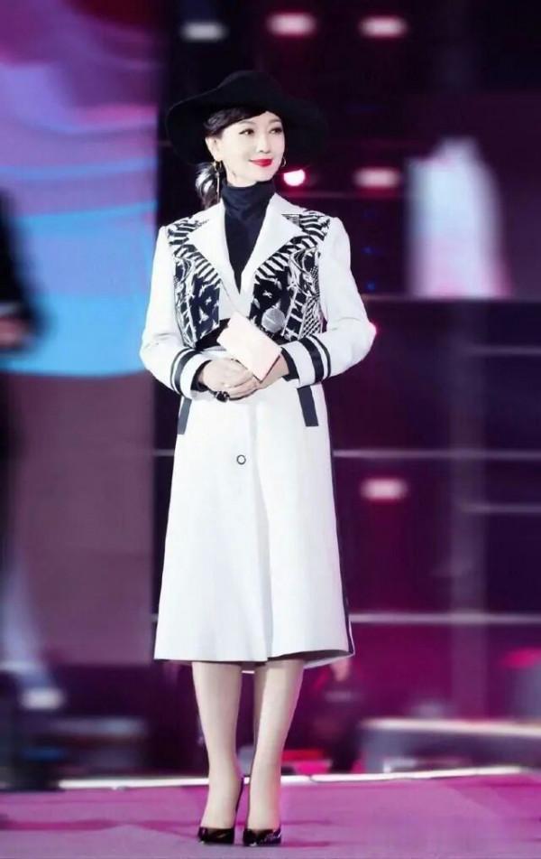 68歲的趙雅芝不顯老,搭配帥氣大衣好有氣質,烏黑長髮令人羨慕 68歲的趙雅芝不顯老,搭配帥氣大衣好有氣質,烏黑長髮令人羨慕