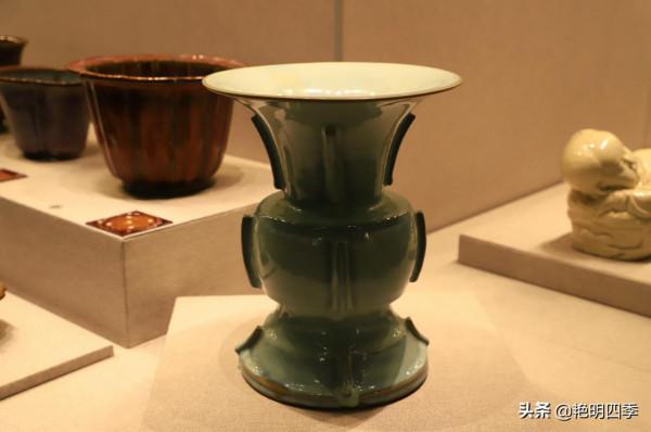 走故宮西路，先看那燦若星河的各代瓷器，彷彿踏入流淌的歷史長河