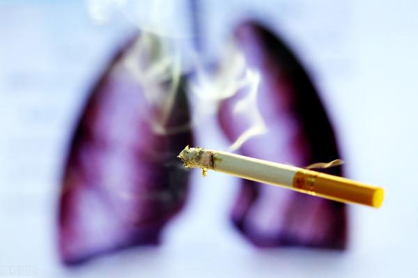 晚期肺癌病人，以前吸菸與不吸菸，治療方式差別很大