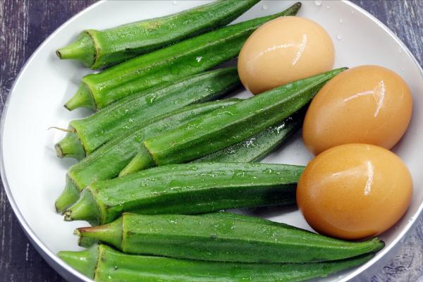 炒秋葵，切完再焯水，還是焯水後再切？別搞錯了，不然營養易流失