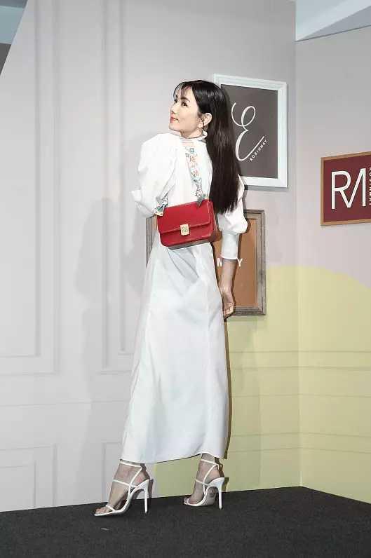 “人到中年”的陳嘉樺,反而越來越有女人味兒了 “人到中年”的陳嘉樺,反而越來越有女人味兒了