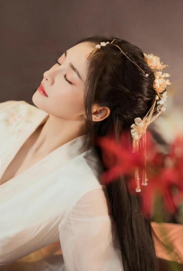 周潔瓊白皙透亮，水潤光澤，明豔動人，楚楚可人