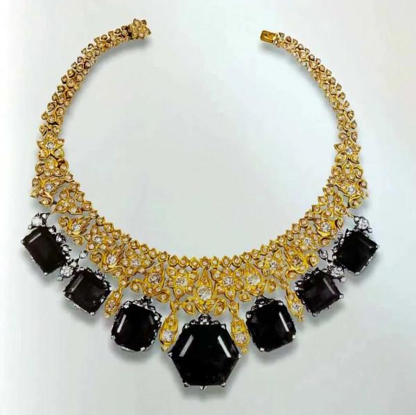 如何成為一個有風格的珠寶藏家？這個傳奇女人做到了