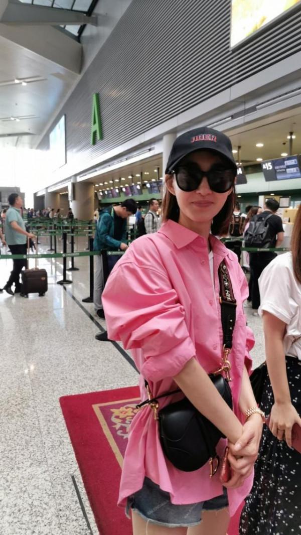“素顏女神”王麗坤走機場，穿粉襯衫配牛仔短褲，瞬間嫩回十八歲