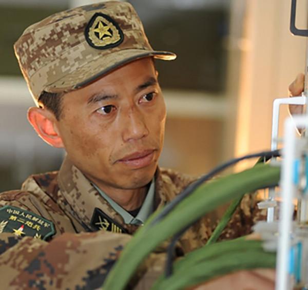 安徽兵王僅初中文化,入伍34年有召必回,退役後女兒繼承父業 安徽兵王僅初中文化,入伍34年有召必回,退役後女兒繼承父業