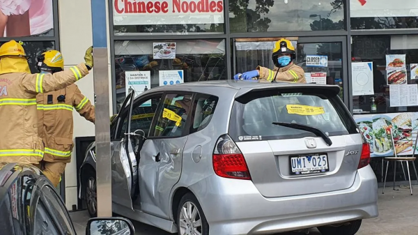 驚險！澳洲80多歲老太太開車衝上人行道，撞進店鋪，丈夫腿腳被擠壓受傷