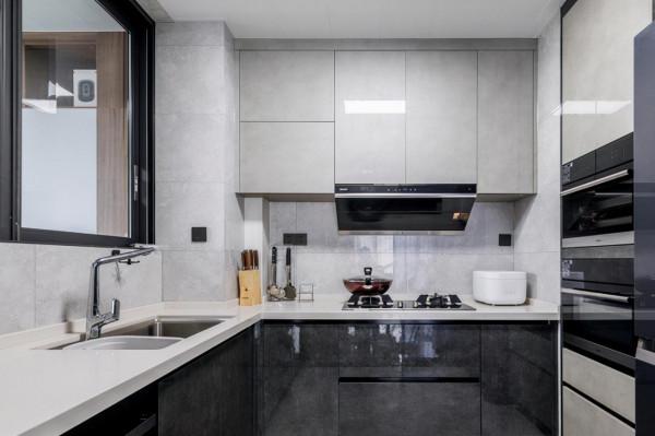 135㎡現代簡約風格：小空間秒變大場景，實現寬敞大氣的舒適家