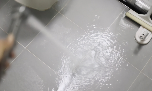 馬桶旁邊放垃圾桶，被嘲笑成鄉下人，難道放錯了嗎？