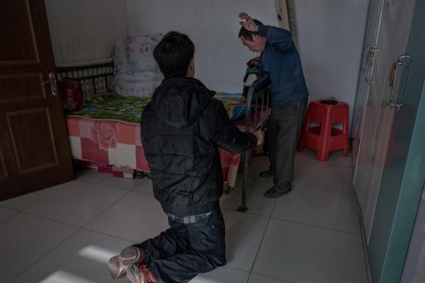 男子從小被拐賣，20年後尋找親生父母，被養父罵：養條狗都有感情