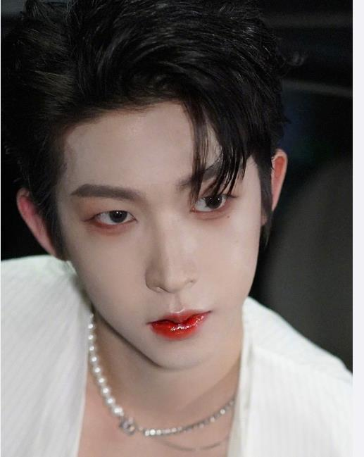 男愛豆的時尚越來越難懂,塗口紅踩高跟還不夠,連開叉裙都穿上了 男愛豆的時尚越來越難懂,塗口紅踩高跟還不夠,連開叉裙都穿上了