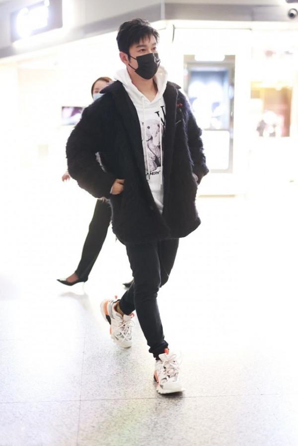 黃曉明還真會穿,衛衣+羊羔毛外套盡顯潮流,秋季他喜歡這些造型 黃曉明還真會穿,衛衣+羊羔毛外套盡顯潮流,秋季他喜歡這些造型