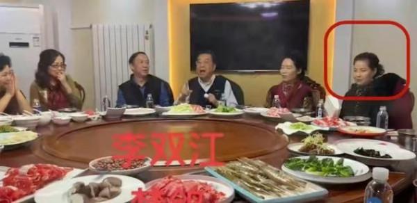 82歲李雙江飯局秀歌技,打扮儒雅沒白髮仍精神,妻子撇嘴不捧場 82歲李雙江飯局秀歌技,打扮儒雅沒白髮仍精神,妻子撇嘴不捧場