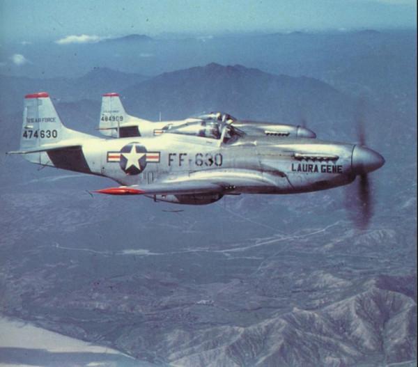 美軍戰機猖狂低飛，志願軍師長一聲令下，三千支槍一齊指向天空