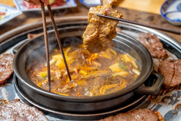 彌勒的“野蠻”牛肉館，用刀叉吃肉，蘸水秘方200萬都不賣